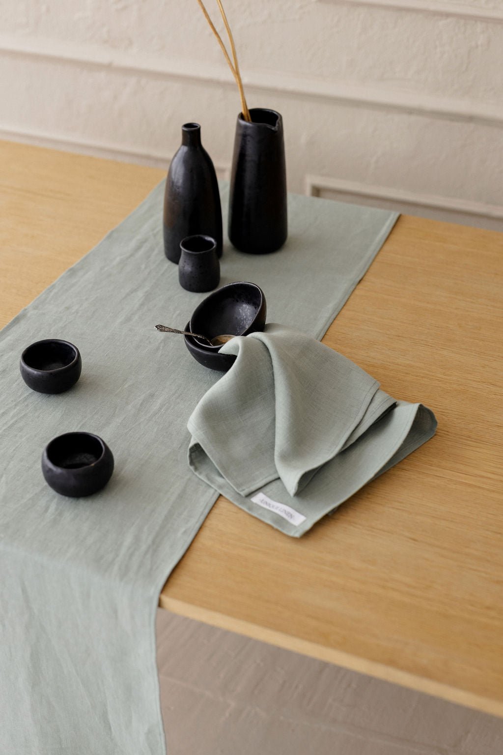 Linen Tablecloth – Natural – White | Wholesale Linen Towels, Tablecloths, Napkins, Bathrobes, Aprons, Abayas & Thobes - Middle East Collection by Unique Linen“