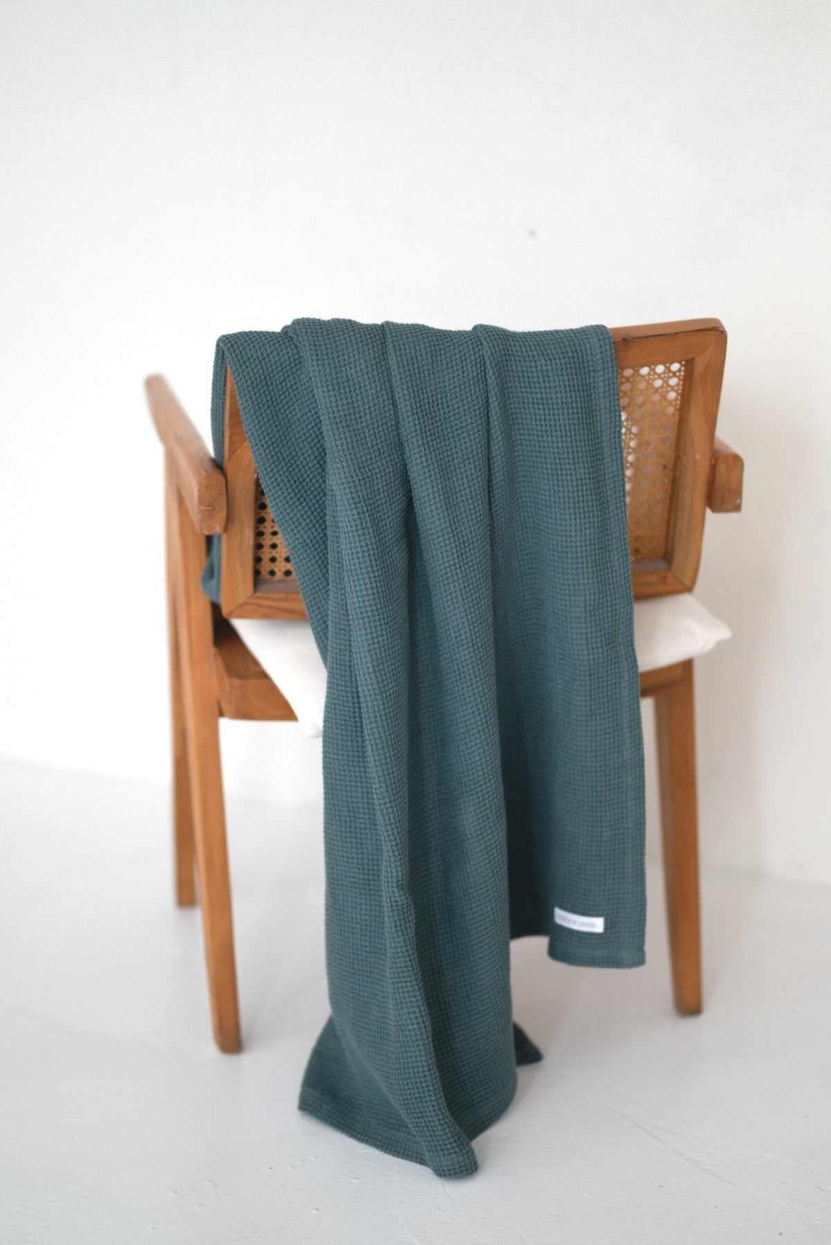 Linen Tablecloth – Natural – White | Wholesale Linen Towels, Tablecloths, Napkins, Bathrobes, Aprons, Abayas & Thobes - Middle East Collection by Unique Linen“